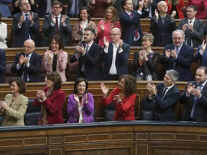 Pedro Sánchez es ovacionado tras ser investido como presidente del Gobierno. En vídeo, los mejores momentos de la jornada.