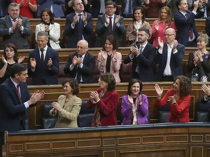 Pedro Sánchez es ovacionado tras ser investido como presidente del Gobierno. En vídeo, los mejores momentos de la jornada.