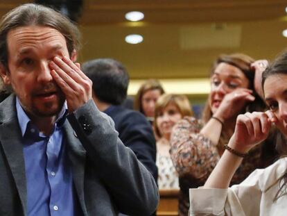 Pablo Iglesias e Irene Montero, emocionados tras la investidura de Pedro Sánchez. En vídeo, la emoción del líder de UP.