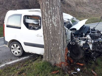 Un fallecido al colisionar su furgoneta contra un árbol en Gazolaz (Navarra).