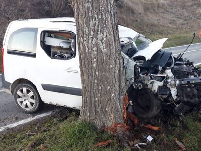 Un fallecido al colisionar su furgoneta contra un árbol en Gazolaz (Navarra).