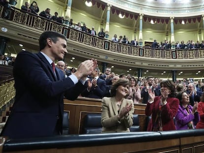 Pedro Sánchez junto a sus ministros, este martes en el Congreso. En vídeo, el nuevo Gobierno se anunciará la semana que viene.