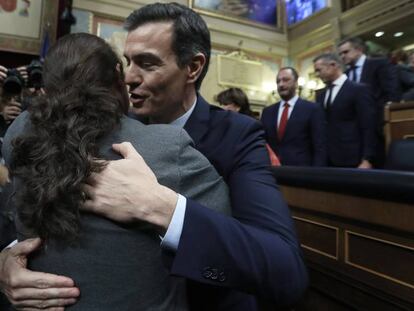 Pedro Sánchez, presidente del Gobierno, abraza a Pablo Iglesias. En vídeo, Sánchez es investido con 167 votos a favor.