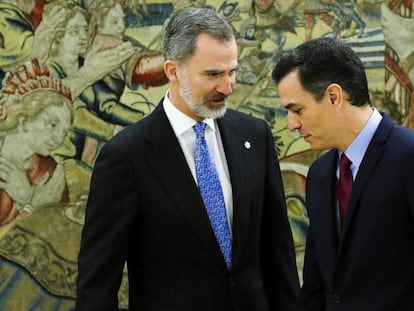 El presidente del Gobierno Pedro Sánchez conversa con Felipe VI, tras prometer su cargo en La Zarzuela, este miércoles.