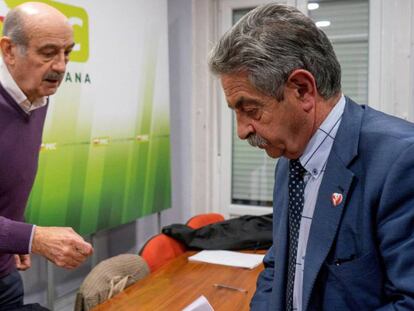 El Presidente de Cantabria, Miguel Ángel Revilla, y el diputado nacional de su partido, José María Mazón. En vídeo, el PSOE confirma que sigue en el Gobierno cántabro.