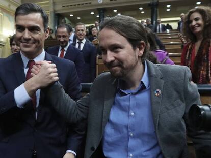Pedro Sánchez y Pablo Iglesias, en el Congreso, tras la investidura. En vídeo, los periodistas de EL PAÍS analizan los retos de las cuatro vicepresidencias del nuevo Gobierno.