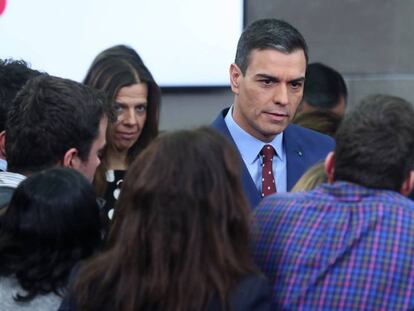 Pedro Sánchez charla con los periodistas tras presentar su nuevo Gobierno, este domingo. En vídeo, resumen de la comparecencia de Sánchez.