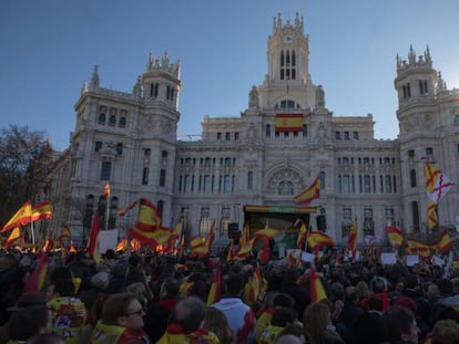 Concentración de Vox frente al Ayuntamiento de Madrid. En vídeo, las concentraciones contra el gobierno de Pedro Sánchez.