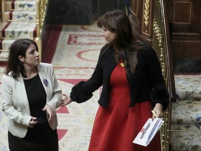 Adriana Lastra (izquierda), portavoz del PSOE y Laura Borràs, portavoz de JxCat, el 4 de enero en el Congreso. En vídeo, los nuevos ministros prometen su cargo este lunes y tendrán su primer consejo el martes.