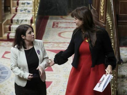 Adriana Lastra (izquierda), portavoz del PSOE y Laura Borràs, portavoz de JxCat, el 4 de enero en el Congreso. En vídeo, los nuevos ministros prometen su cargo este lunes y tendrán su primer consejo el martes.