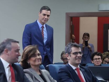 Pedro Sánchez, detrás de sus colaboradores y miembros del Gobierno: desde la izquierda, su jefe de gabinete, Iván Redondo; la vicepresidenta primera Carmen Calvo y el secretario general de la Presidencia, Félix Bolaños, este domingo en La Moncloa. En vídeo, sus declaraciones.