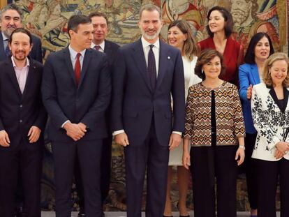 El rey Felipe, el presidente y los vicepresidentes del Gobierno, entre otros, durante el acto de toma de posesión. En vídeo, así ha sido la promesa de todos los ministros y ministras del nuevo Gobierno.