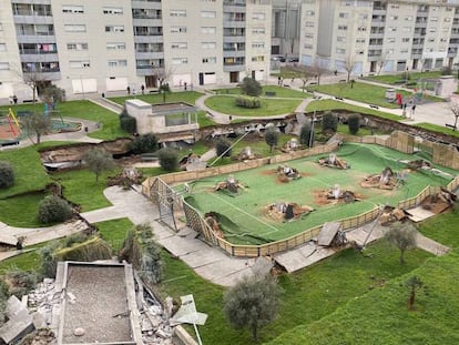 Vista de la zona hundida en una plaza interior de una urbanización de Santander. En vídeo, bajo el parking hundido de Santander.