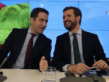 El líder del PP, Pablo Casado (d), conversa con el secretario general del partido, Teodoro García Egea, durante la reunión de la junta directiva nacional. En vídeo, declaraciones de Casado.