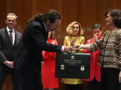 El líder de Unidas Podemos recibe su cartera de vicepresidente de manos de Carmen Calvo.