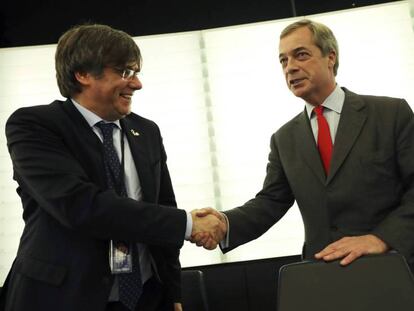 Carles Puigdemont saluda al líder del Partido del Brexit, Nigel Farage, este lunes en Estrasburgo. En vídeo, declaraciones de Puigdemont.