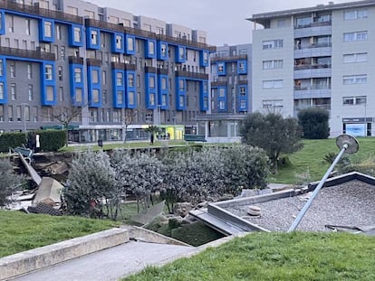 Vista de la zona hundida en una plaza interior de una urbanización de Santander. En vídeo, los detalles del accidente.