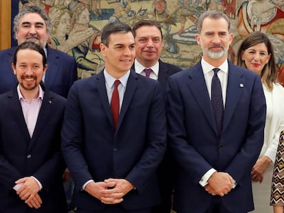 Foto de familia del nuevo Gobierno junto al Rey. En vídeo, los detalles del nuevo Consejo de Ministros.