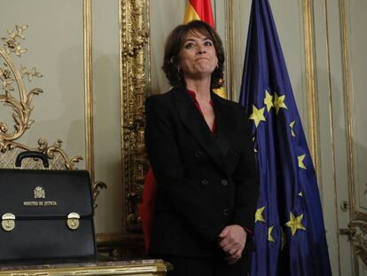 Dolores Delgado, exministra de Justicia, este lunes en el traspaso de carteras. En vídeo, Pedro Sánchez defiende la elección de Delgado.