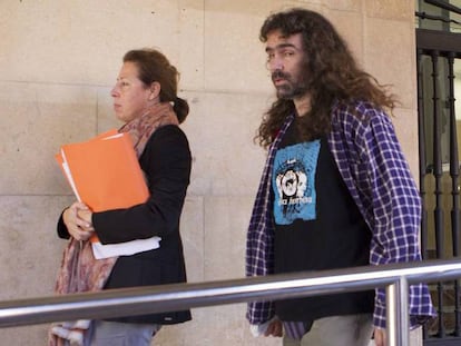 El juez Jerónimo Cano, responsable de la investigación, en los juzgados de Teruel. En vídeo, la Policía aconseja no compartir vídeos íntimos de terceras personas.