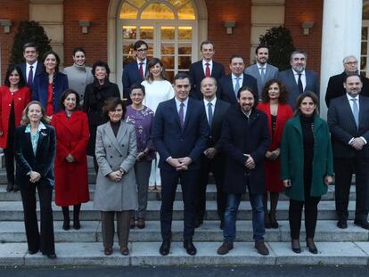 La foto de familia del nuevo Gobierno de Pedro Sánchez, este martes en La Moncloa antes del primer Consejo de Ministros. En vídeo, Sánchez defiende la trayectoria de Dolores Delgado, como próxima fiscal general del Estado.