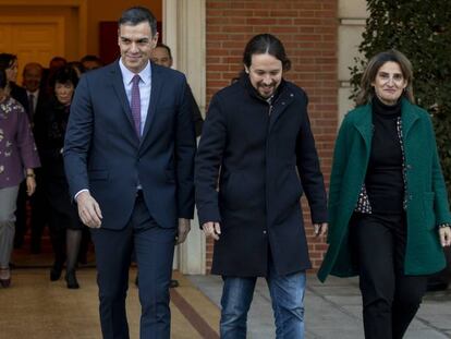 El presidente del Gobierno, Pedro Sánchez, sale este martes a las puertas de La Moncloa para posar con los ministros antes de la primera reunión del Ejecutivo. En vídeo, la llegada de los ministros a la reunión.