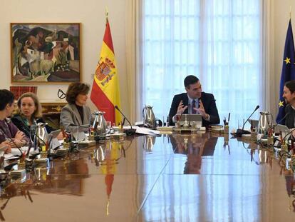 El presidente del Gobierno, Pedro Sánchez, en el primer Consejo de Ministros de la legislatura este martes. En vídeo, declaraciones de Sánchez.