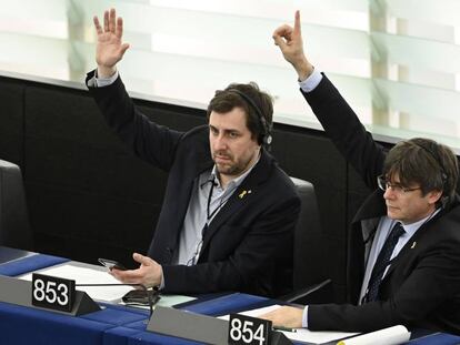 Carles Puigdemont y Toni Comín, en el pleno del Parlamento Europeo de Estrasburgo, este lunes. En vídeo, la primera intervención de Carles Puigdemont en el pleno del Europarlamento.