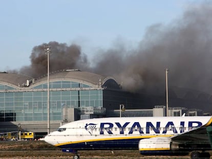 Vista de la columna de humo en el aeropuerto de Alicante, este miércoles. En vídeo, el incendio obliga a desalojar la terminal.