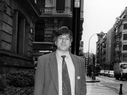 Gregorio Ordóñez, en San Sebastián en 1994, dos meses antes de ser asesinado. En vídeo, homenaje de la Fundación Gregorio Ordóñez al político asesinado.