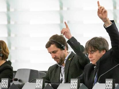 Comín y Puigdemont, en su primera sesión en la Eurocámara el pasado 13 de enero en Estrasburgo. En vídeo, declaraciones de Pablo Casado este domingo.