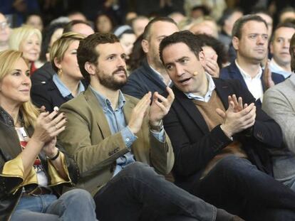 En foto, Pablo Casado, en el centro, con Teodoro García Egea, esta mañana en Murcia. En vídeo, Pablo Casado apoya el PIN parental.