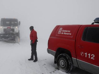 Un camión quitanieves despeja la NA-137 junto a un vehículo de la Policía Foral. En vídeo, Gloria pone en alerta por nieve a 18 personas.