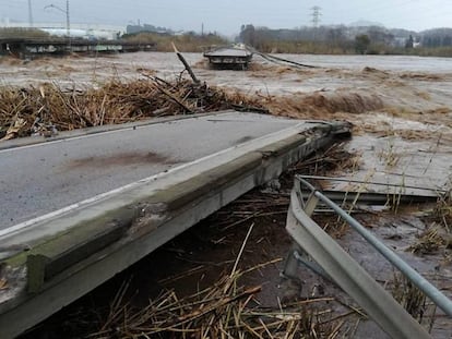 Puente destruido por una riada en Malgrat, Barcelona. En vídeo, inundaciones en poblaciones costeras.