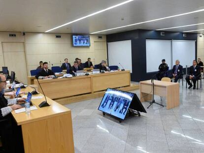 Los cuatro acusados por la actuación de los Mossos en el referéndum del 1-O en el banquillo de la Audiencia Nacional este lunes. En vídeo, la intervención del fiscal.