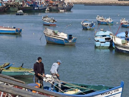 Pescadores marroquíes del puerto de Larache, en la costa atlántica, al noroeste de Marruecos. En vídeo, Rabat aplicará "el principio de la buena vecindad" sobre aguas con España.