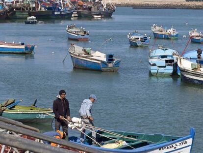 Pescadores marroquíes del puerto de Larache, en la costa atlántica, al noroeste de Marruecos. En vídeo, Rabat aplicará "el principio de la buena vecindad" sobre aguas con España.