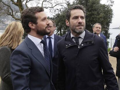Pablo Casado con el expresidente del PP de Gipuzkoa, Borja Sémper, hoy en San Sebastián. En vídeo, declaraciones de Casado.