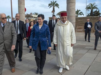 La ministra de Exteriores, Arancha González Laya, en la visita al Mausoleo del Rey Mohamed V este viernes en Rabat. En vídeo, declaraciones del ministro de Exteriores marroquí.