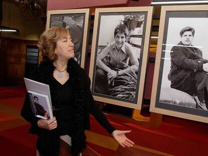 Ana Iribar, mujer del concejal popular asesinado por ETA Gregorio Ordoñez, en el recorrido de la exposición sobre su marido este jueves. En vídeo, homenaje de la Fundación Gregorio Ordóñez al político asesinado.