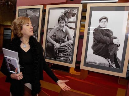 Ana Iribar, mujer del concejal popular asesinado por ETA Gregorio Ordoñez, en el recorrido de la exposición sobre su marido este jueves. En vídeo, homenaje de la Fundación Gregorio Ordóñez al político asesinado.