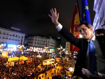 El presidente de la Asamblea Nacional de Venezuela, Juan Guaidó, saluda desde la sede de la Presidencia de la Comunidad de Madrid a los concentrados este sábado en Sol.