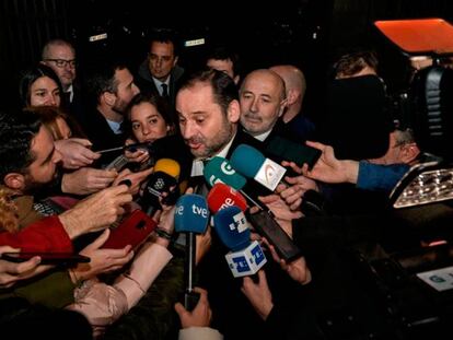 En foto, el Ministro de Transportes, Movilidad y Agenda Urbana, José Luis Ábalos, atiende a los medios de comunicación a su llegada a la entrega del Premio Nacional de Arquitectura, en A Coruña. En vídeo, Ábalos sobre su encuentro con la vicepresidenta venezolana.