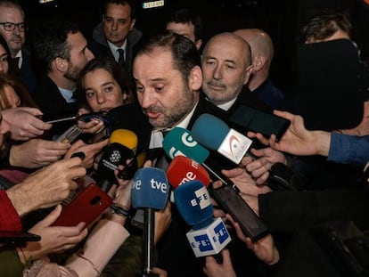 En la foto, José Luis Ábalos atiende a la prensa, en A Coruña, este viernes. En vídeo, declaraciones del ministro.