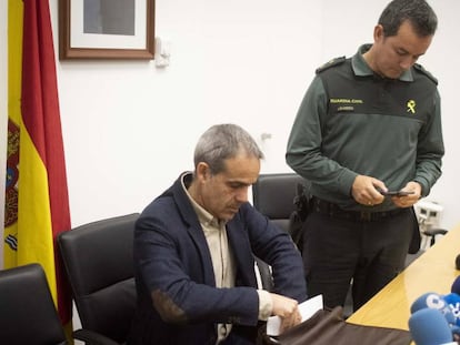 El subdelegado del Gobierno en Cádiz, José Pacheco (sentado) y el teniente coronel de la Comandancia de Algeciras Fernando López Rey, este domingo en Algeciras. En vídeo, barcos de Barbate y Algeciras salen a buscar a los desaparecidos.