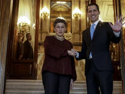 El presidente encargado de Venezuela, Juan Guaidó, y la ministra de Asuntos Exteriores, Arancha González Laya, este sábado en Madrid. En vídeo, declaraciones de Guaidó en la tarde de este sábado en el Ayuntamiento de Madrid.