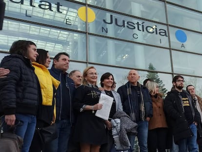 Las víctimas y los familiares del accidente del Metro de Valencia a la salida del juicio en la Ciudad de la Justicia de Valencia.