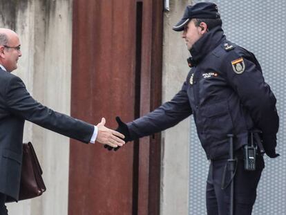 El coronel Diego Pérez de los Cobos saluda a un agente de policía, este lunes, en la sede de la Audiencia Nacional de San Fernando de Henares (Madrid). En vídeo, declaraciones del coronel.