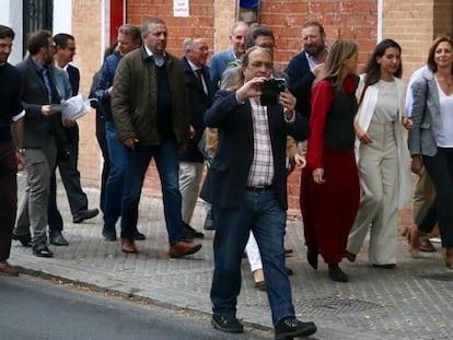 La diputada de Vox, Rocío Monasterio, tras un acto electoral frente a un centro de menores extranjeros el 4 de noviembre en Sevilla. En vídeo, las declaraciones que hizo Rocío Monasterio.