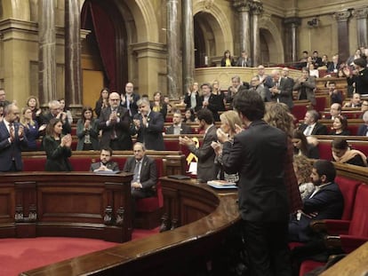Diputados de Junts per Catalunya aplauden a Torra mientras los de ERC, incluido el vicepresidente Aragonés, permanecen sentados. En vídeo, división en el independentismo por la inhabilitación de Torra.